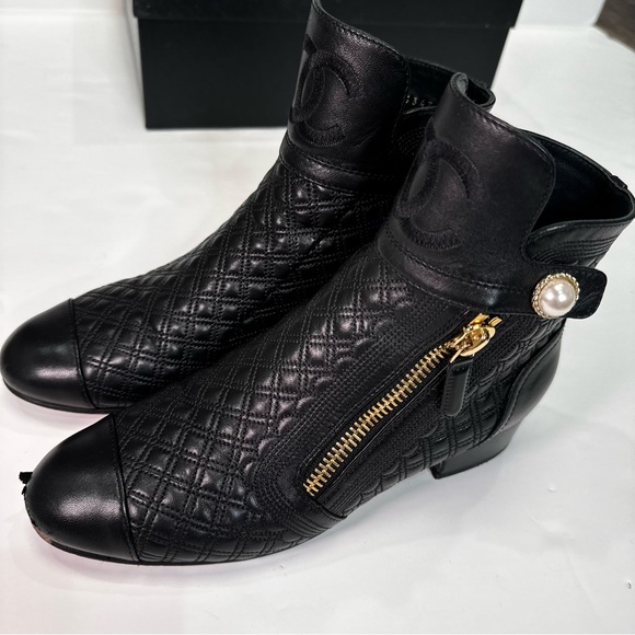 Interlocking CC Logo Leather Black Booties - Picture 6 of 10